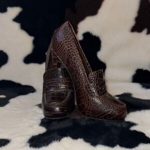 Vera Wang Lavender Label Dark Brown Crocodile Heels